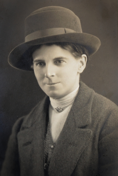 Eleanor Vachell. Photograph taken in Cardiff. Amgueddfa Cymru National Museum Wales.  